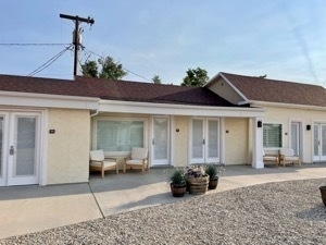 Photo of courtyard and motel rooms at Ricer Rock Inn in Green River Utah